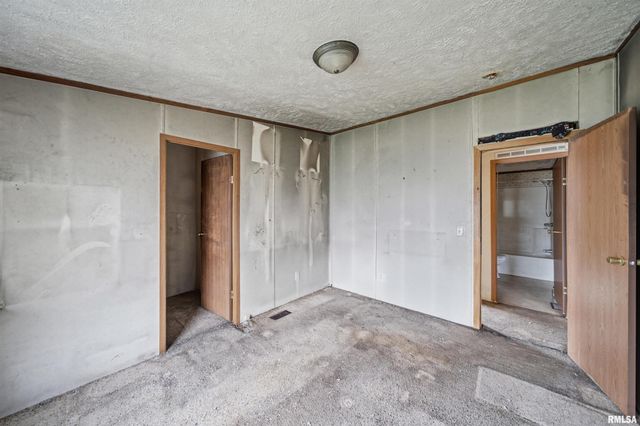 1504 HILLVIEW Drive, Pekin, IL 61554