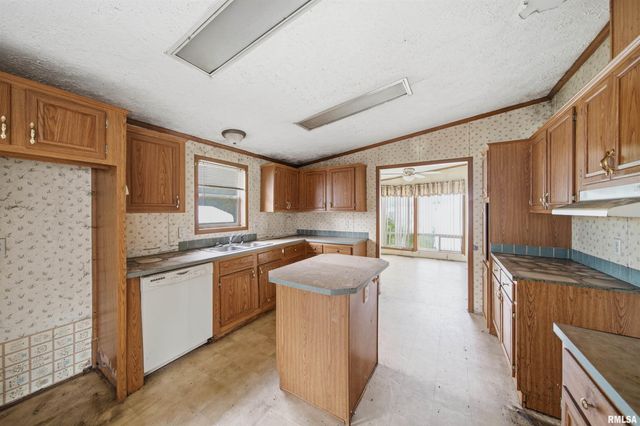 1504 HILLVIEW Drive, Pekin, IL 61554