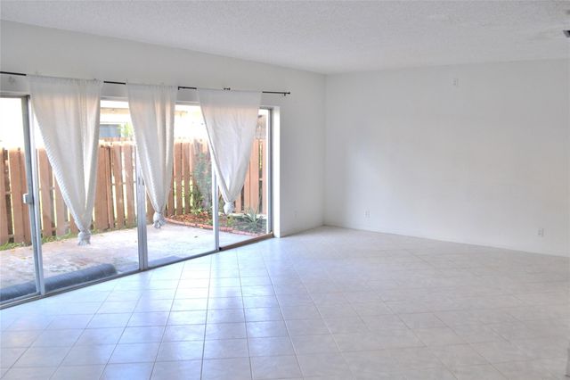 8237 NW 8th Ct 4, Plantation, FL 33324