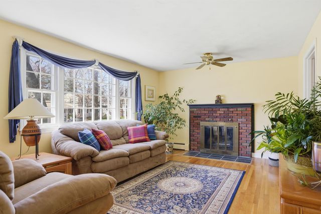 8 Old Coach Road, Salem, NH 03079