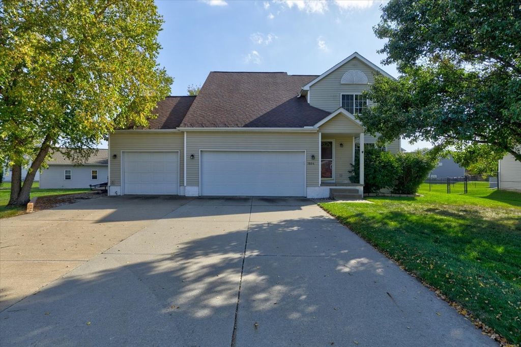 1804 W Cheyenne Court, Polk City, IA 50226