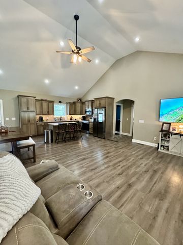 180 Mockingbird Ln, Hartsville, TN 37074