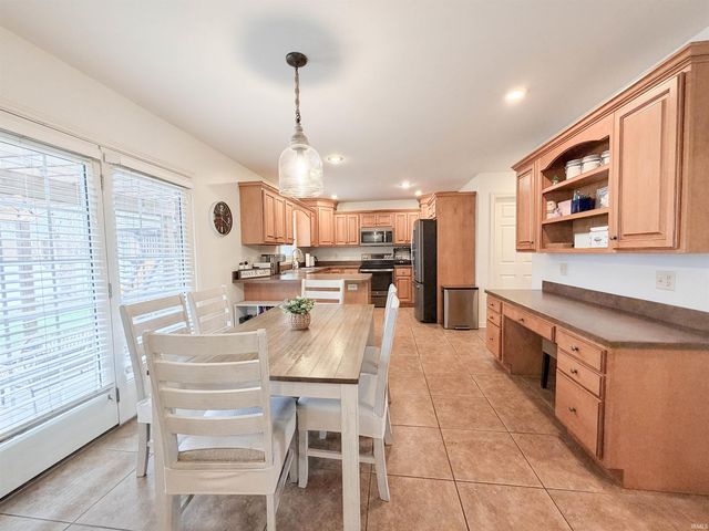 906 Saint Giles Court, Evansville, IN 47725