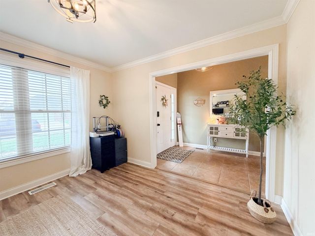 906 Saint Giles Court, Evansville, IN 47725