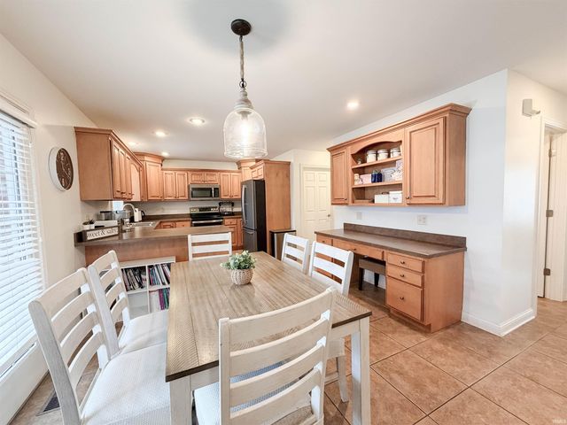 906 Saint Giles Court, Evansville, IN 47725