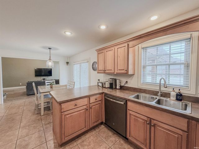 906 Saint Giles Court, Evansville, IN 47725