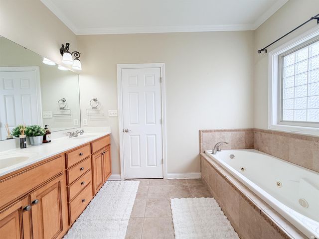 906 Saint Giles Court, Evansville, IN 47725