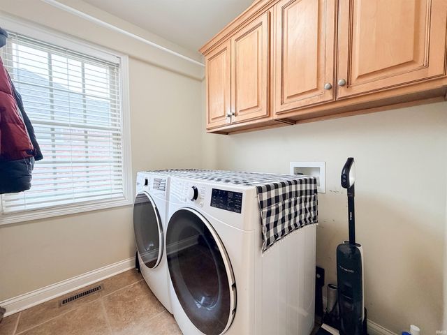 906 Saint Giles Court, Evansville, IN 47725