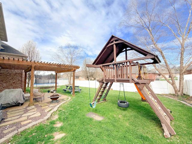 906 Saint Giles Court, Evansville, IN 47725