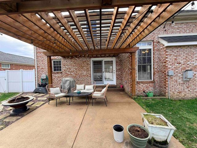 906 Saint Giles Court, Evansville, IN 47725