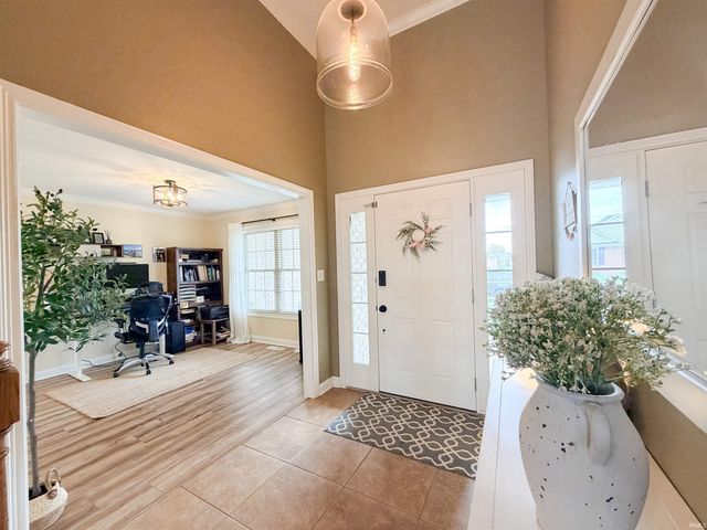 906 Saint Giles Court, Evansville, IN 47725