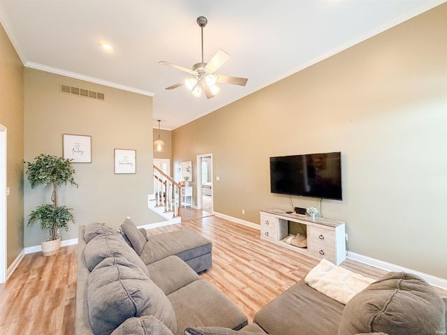 906 Saint Giles Court, Evansville, IN 47725