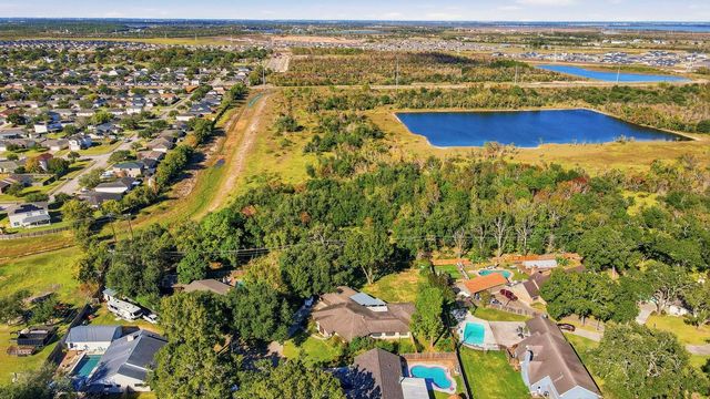 1718 Fairhill Circle, Texas City, TX 77591