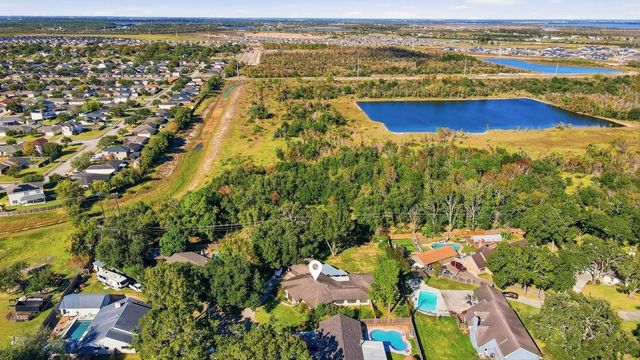 1718 Fairhill Circle, Texas City, TX 77591