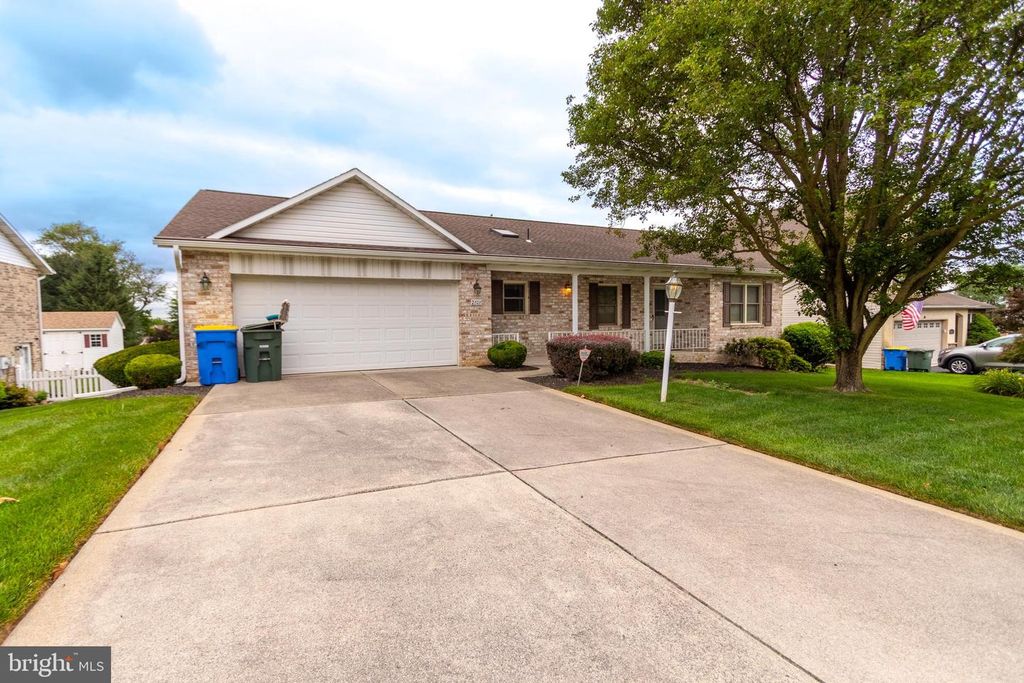 2808 CANDLELIGHT DR, York, PA 17402