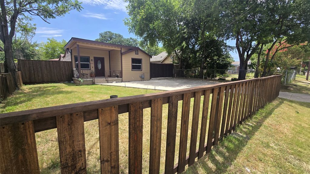 2212 Harris Lane, Haltom City, TX 76117