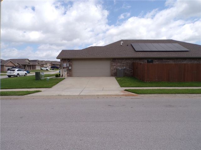 5900 NW Meade Street, Bentonville, AR 72713