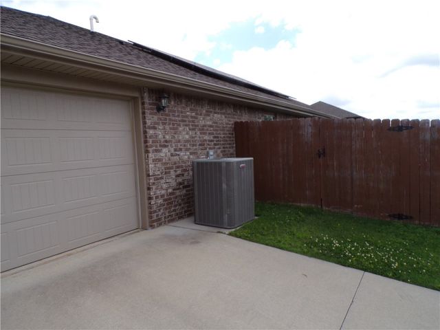 5900 NW Meade Street, Bentonville, AR 72713