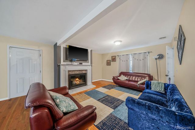 6 Denmark Court, Huntington, NY 11743