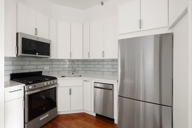 120 Greenwich St Apt 8H, New York City, NY 10006