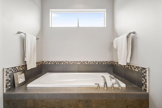 890 Cinnamon Teal Drive, Redmond, OR 97756