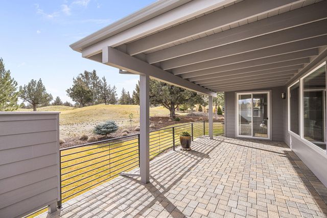 890 Cinnamon Teal Drive, Redmond, OR 97756