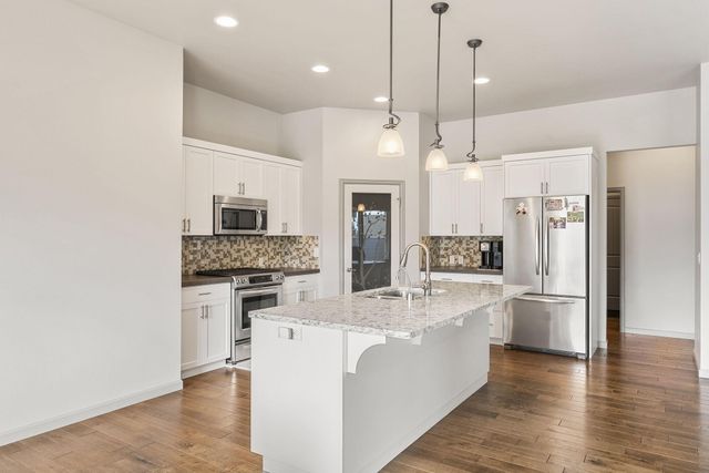 890 Cinnamon Teal Drive, Redmond, OR 97756