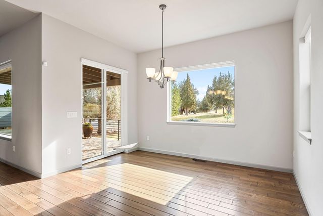 890 Cinnamon Teal Drive, Redmond, OR 97756