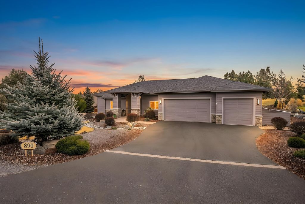 890 Cinnamon Teal Drive, Redmond, OR 97756