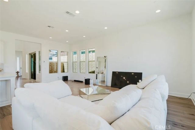 11716 Canoga Avenue, Chatsworth, CA 91311