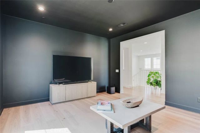 11716 Canoga Avenue, Chatsworth, CA 91311