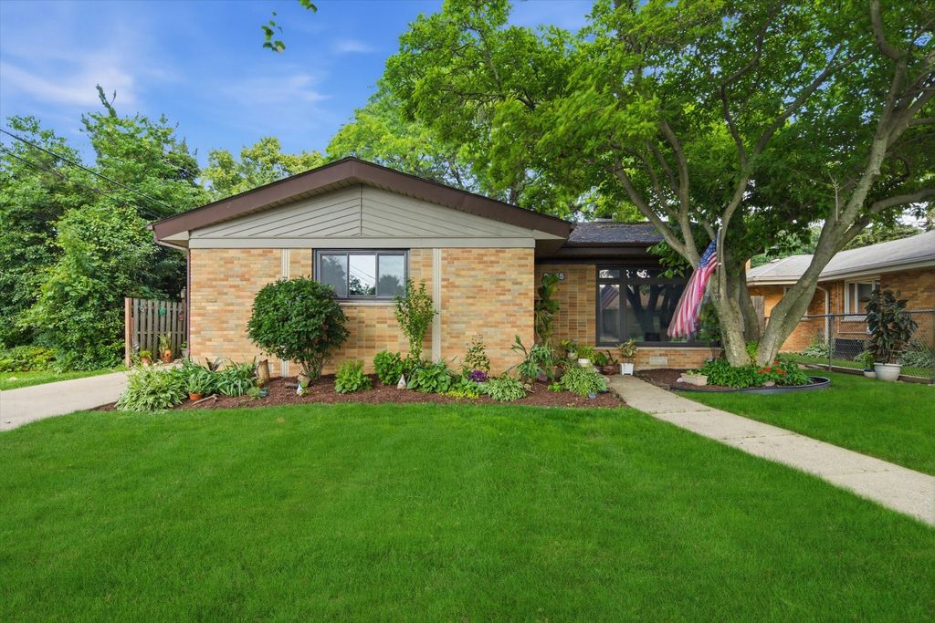 2455 Belleview Avenue, Westchester, IL 60154