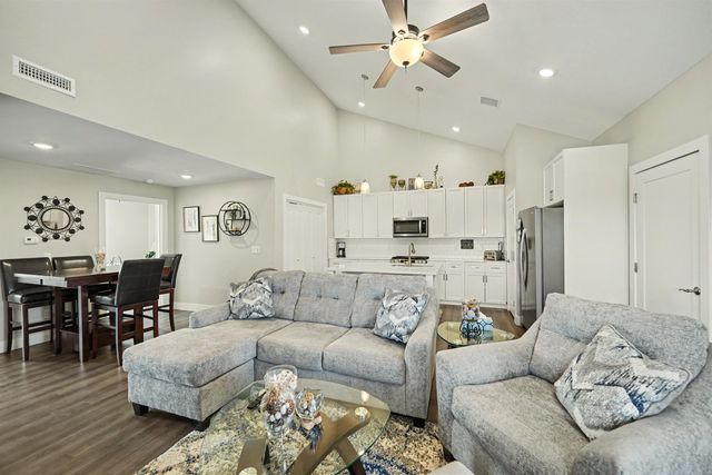 2754 Amelia Ln, Salina, KS 67401