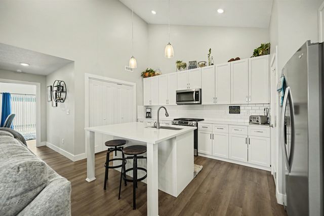2754 Amelia Ln, Salina, KS 67401