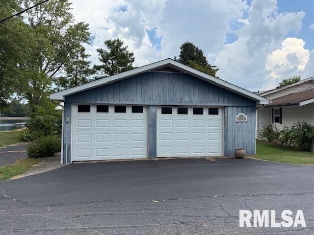 84 S New Thompson Lake Road, Carbondale, IL 62901