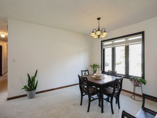 1439 N 6th Avenue E, Newton, IA 50208