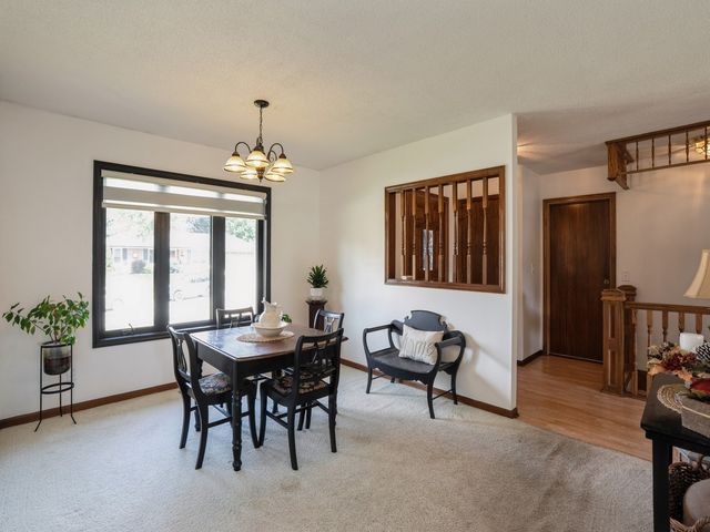 1439 N 6th Avenue E, Newton, IA 50208