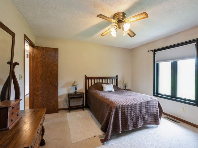 1439 N 6th Avenue E, Newton, IA 50208