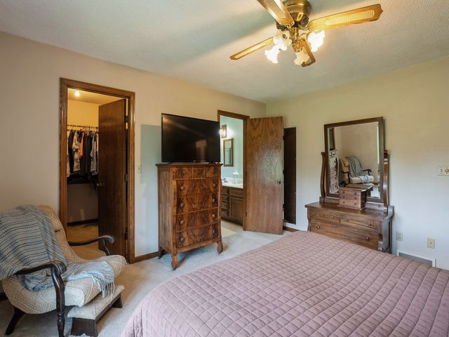 1439 N 6th Avenue E, Newton, IA 50208