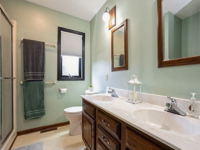 1439 N 6th Avenue E, Newton, IA 50208