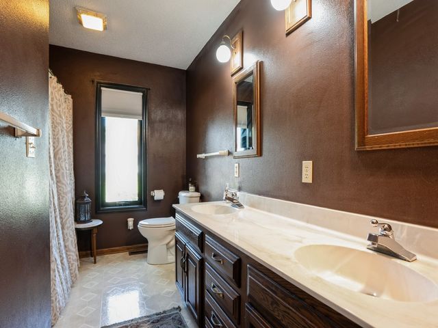 1439 N 6th Avenue E, Newton, IA 50208