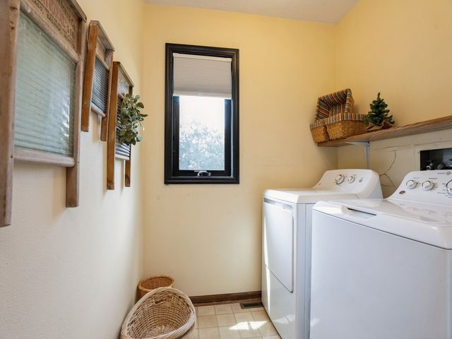 1439 N 6th Avenue E, Newton, IA 50208