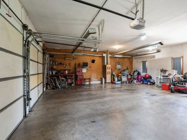 1439 N 6th Avenue E, Newton, IA 50208