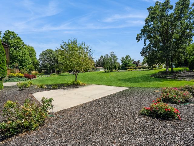 1439 N 6th Avenue E, Newton, IA 50208