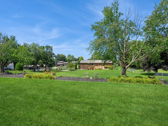 1439 N 6th Avenue E, Newton, IA 50208