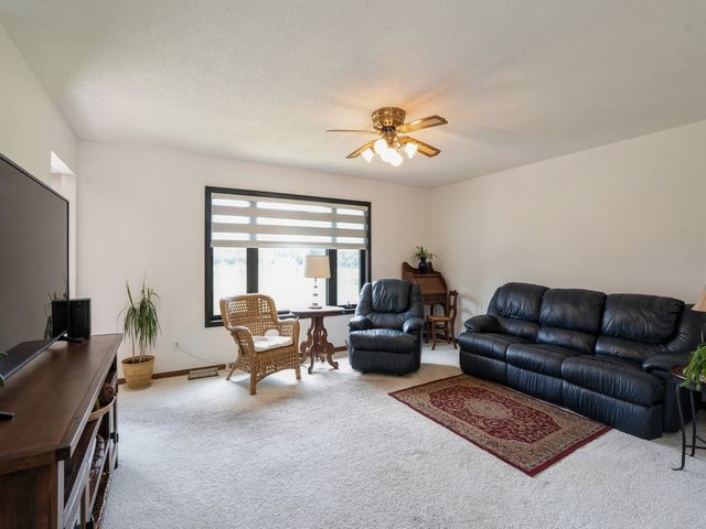 1439 N 6th Avenue E, Newton, IA 50208