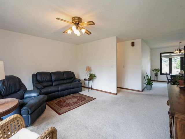 1439 N 6th Avenue E, Newton, IA 50208