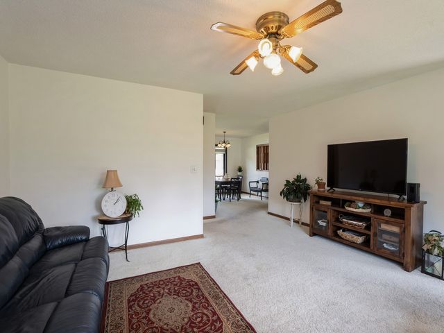 1439 N 6th Avenue E, Newton, IA 50208