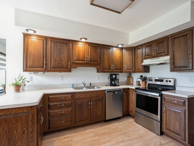 1439 N 6th Avenue E, Newton, IA 50208