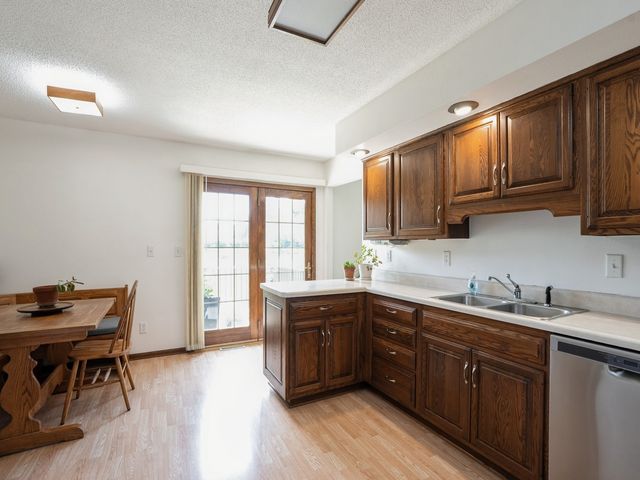 1439 N 6th Avenue E, Newton, IA 50208